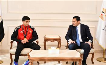 وزير الرياضة يستقبل صاحب "تريند الذهب" المصارع عبد الله حسونة بعد إنجازه القاري| صور