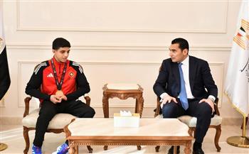 وزير الرياضة يستقبل صاحب "تريند الذهب" المصارع عبد الله حسونة بعد إنجازه القاري| صور