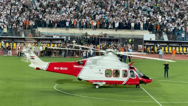 الطائرة تصل إلى استاد القاهرة لتسليم درع الدوري الممتاز لفريق الزمالك