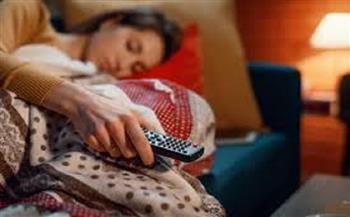كيف ينعكس النوم أمام التلفاز على مزاج المرأة وصحتها النفسية؟