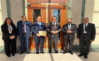 وزير الصحة يهنئ نائبه بمناسبة فوزه بجائزة «نيلسون مانديلا»