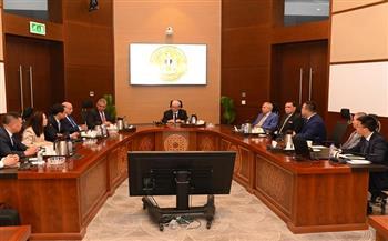 نائب رئيس الوزراء يبحث مع وفد صيني تعزيز الاستثمارات في الموانئ والخدمات اللوجستية 