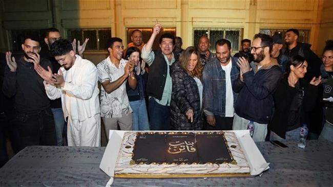 يسرا وباسم سمرة يحتفلان بانتهاء تصوير «بنات فاتن»