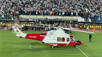 الطائرة تصل إلى استاد القاهرة لتسليم درع الدوري الممتاز لفريق الزمالك