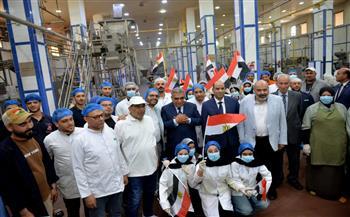 وزير العمل ومحافظ الدقهلية يتفقدان عددًا من المصانع... ورسائل طمأنة للعمال والمستثمرين