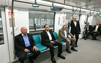 رئيس الوزراء يتفقد المرحلتين الأولى والثانية من مشروع مونوريل شرق النيل مستقلا أحد قطاراته