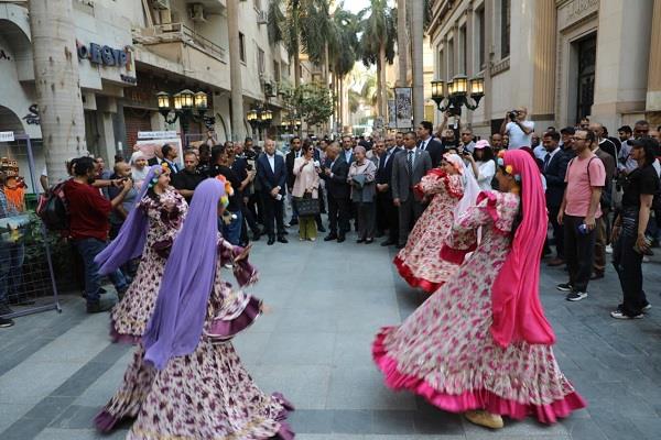 محافظ القاهرة ووزيرة الثقافة يفتتحان أولى فعاليات مبادرة "شارع الفن" بمنطقة وسط البلد