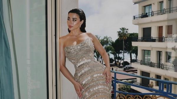 يارا السكري تخطف الأنظار بإطلالة لامعة باللون البيج  