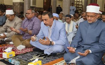 محافظ سوهاج يؤدي صلاة الجمعة بمسجد العارف بالله ويصافح المواطنين 