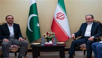 إعلام إيراني: وزير الخارجية عباس عراقجي ناقش مع قائد الجيش الباكستاني أمس جهود منع التصعيد 