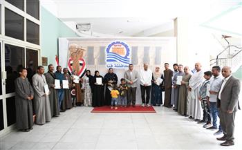 محافظ قنا يسلم عقود تقنين جديدة لواضعي اليد ويوجه بتسهيل الإجراءات للمواطنين الجادين 