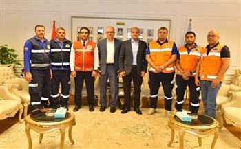 محافظ أسيوط يكرم طاقم إسعاف خاطر بحياته لإنقاذ عامل من بئر صرف صحي بعمق 12 مترًا في مهمة بطولية