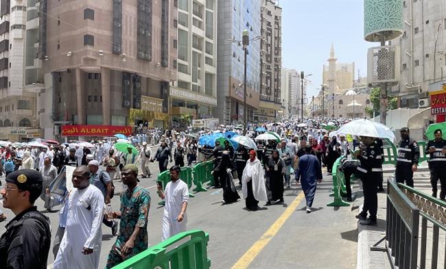 رئيس بعثة الحج ينصح الحجاج بارتداء بطاقتي "نسك" و"رقم خيمة منى" والبقاء بمخيمات عرفات لتجنب الإجهاد الحراري
