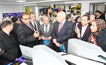 رئيس جامعة قناة السويس يتفقد مشروعات طلاب الكلية المصرية الصينية للتكنولوجيا التطبيقية