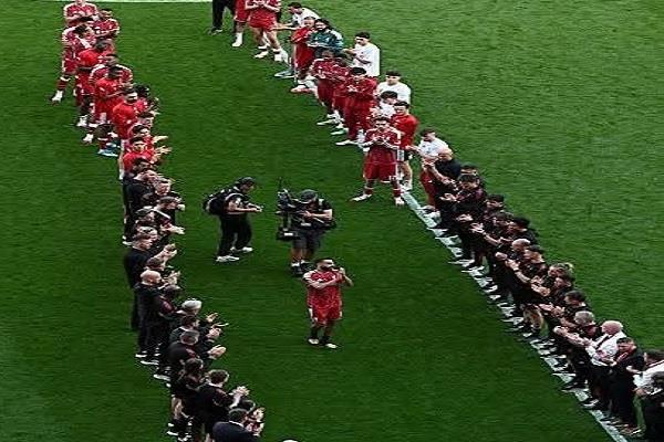 ليلة الوداع.. ممر شرفي لمحمد صلاح لدى مغادرة ليفربول بالدموع وهتاف الجماهير