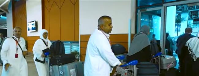 بالفيديو.. حفاوة وترحاب ببعثة أسر شهداء الشرطة فور وصولها الأراضي المقدسة