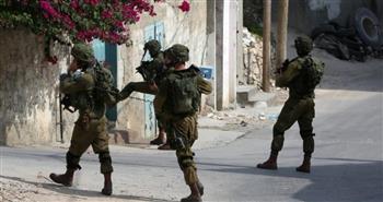 اقتحامات واسعة في الضفة الغربية واعتقال 15 فلسطينيًا بينهم قاصر