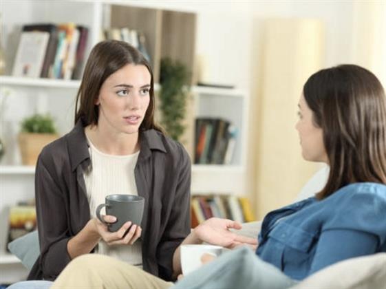 العفوية الزائدة عند المرأة.. متى تصبح سببا في الضغط النفسي؟