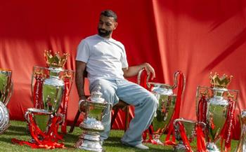 قبل الوداع.. محمد صلاح يلتقط صور تذكارية مع بطولاته في ليفربول