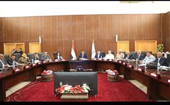 محافظ البحر الأحمر يوجّه برفع الجاهزية القصوى بالقطاعات الحيوية لاستقبال عيد الأضحى