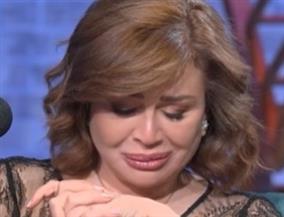 إلهام شاهين تسترجع ذكريات والدتها بالدموع