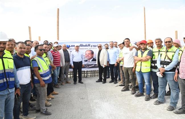 وزير النقل يجري جولة موسعة بالخط الأول لشبكة القطار الكهربائي السريع