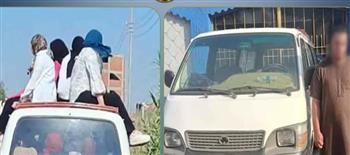  ضبط سائق ميكروباص سمح لركاب بالجلوس أعلى السيارة في البحيرة