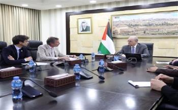 رئيس الوزراء الفلسطيني و بعثة اللجنة الدولية للصليب الأحمر يبحثان سبل تعزيز التعاون المشترك