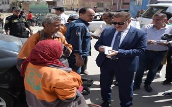 محافظ بورسعيد يشارك عمال النظافة فرحة عيد الأضحى ويوزع عليهم العيديات