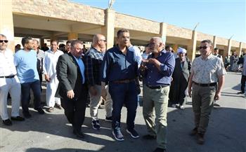 محافظ البحر الأحمر يباشر ميدانياً انتظام حركة مواقف الأقاليم ويوجّه بالدفع بمركبات لشركات خاصة