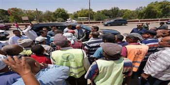 محافظ أسيوط يهنئ عمال النظافة بعيد الأضحى ويوزع الهدايا والعيديات تقديرًا لجهودهم