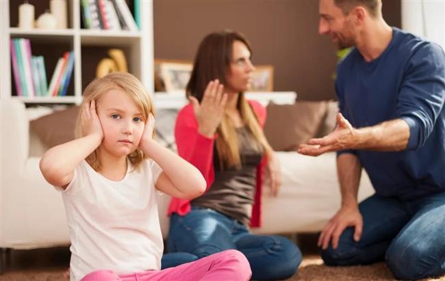 فتور العلاقة بين الوالدين.. كيف يشكل مفهومك عن الحب؟