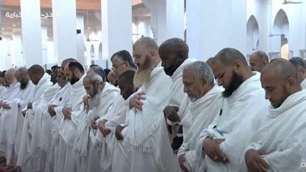 الحجاج يؤدون صلاتي الظهر والعصر جمعًا وقصرًا في مسجد نمرة بعد الاستماع لخطبة عرفة