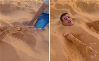 فيديو.. دفن رجل في رمال الصحراء لسحب السموم من جسده