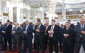 محافظ البحر الأحمر يؤدي صلاة عيد الأضحي المبارك بمسجد الميناء الكبير بالغردقة وسط حشود من المواطنين 