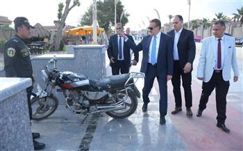 في أول أيام عيد الأضحى.. محافظ بورسعيد يتفقد الشاطئ والكورنيش ويضبط عددًا من الدراجات البخارية المخال