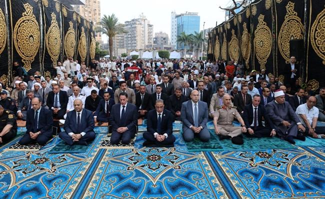 محافظ الجيزة يؤدي صلاة عيد الأضحى بساحة مسجد مصطفى محمود ويتبادل التهاني مع المواطنين
