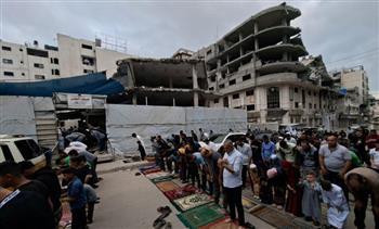 فلسطينيون يؤدون صلاة عيد الأضحى على أنقاض المساجد المدمرة في قطاع غزة 
