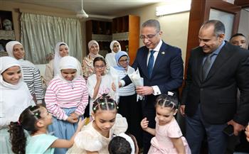 محافظ الجيزة يشارك فتيات مؤسسة الرعاية الاجتماعية للبنات بإمبابة فرحة عيد الأضحى