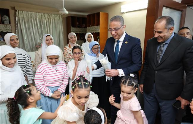 محافظ الجيزة يشارك فتيات مؤسسة الرعاية الاجتماعية للبنات بإمبابة فرحة عيد الأضحى