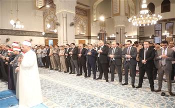 محافظ الشرقية يؤدي صلاة عيد الأضحى ويشارك آلاف المصلين فرحة العيد بمسجد الفتح بالزقازيق 