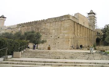 مسؤول فلسطيني يؤكد ضرورة استمرار التوافد للحرم الإبراهيمي لحمايته من الغطرسة الإسرائيلية