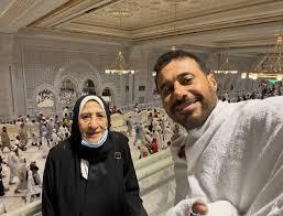 أحمد السعدني يؤدي مناسك الحج لأول مرة برفقة والدته 