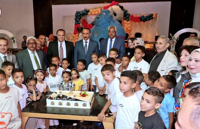 محافظ سوهاج يشارك أطفال مؤسسة البنين وجمعية تحسين الصحة فرحتهم بعيد الأضحى المبارك