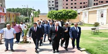 محافظ الفيوم يشارك المواطنين فرحة عيد الأضحى.. ويوزع الهدايا على الأطفال بالحديقة الدولية