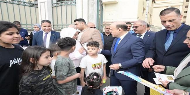 محافظ الغربية يوزع هدايا الرئيس على الأطفال في شوارع المحافظة احتفالًا بعيد الأضحى المبارك