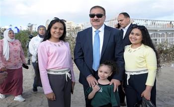 محافظ بورسعيد يتفقد الشاطئ والكورنيش ويضبط عددًا من الدراجات البخارية المخالفة ويوجه بمصادرتها