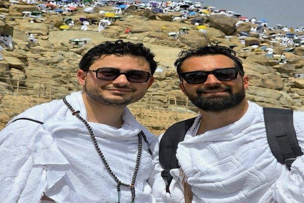 أحمد حاتم يتعرض لإصابة في القدم بعد أداء مناسك الحج ويعلق بآية قرآنية  