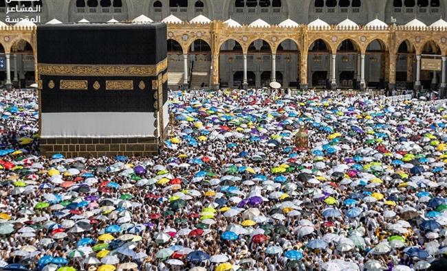 المسجد الحرام يستقبل الحجاج في يوم النحر بالورد والبخور