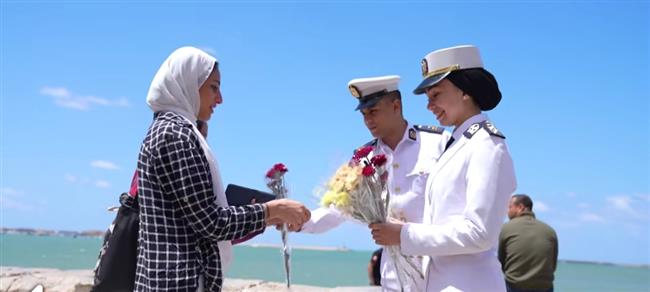 رجال الشرطة يوزعون الورود ويتبادلون التهاني مع المواطنين احتفالًا بعيد الأضحى